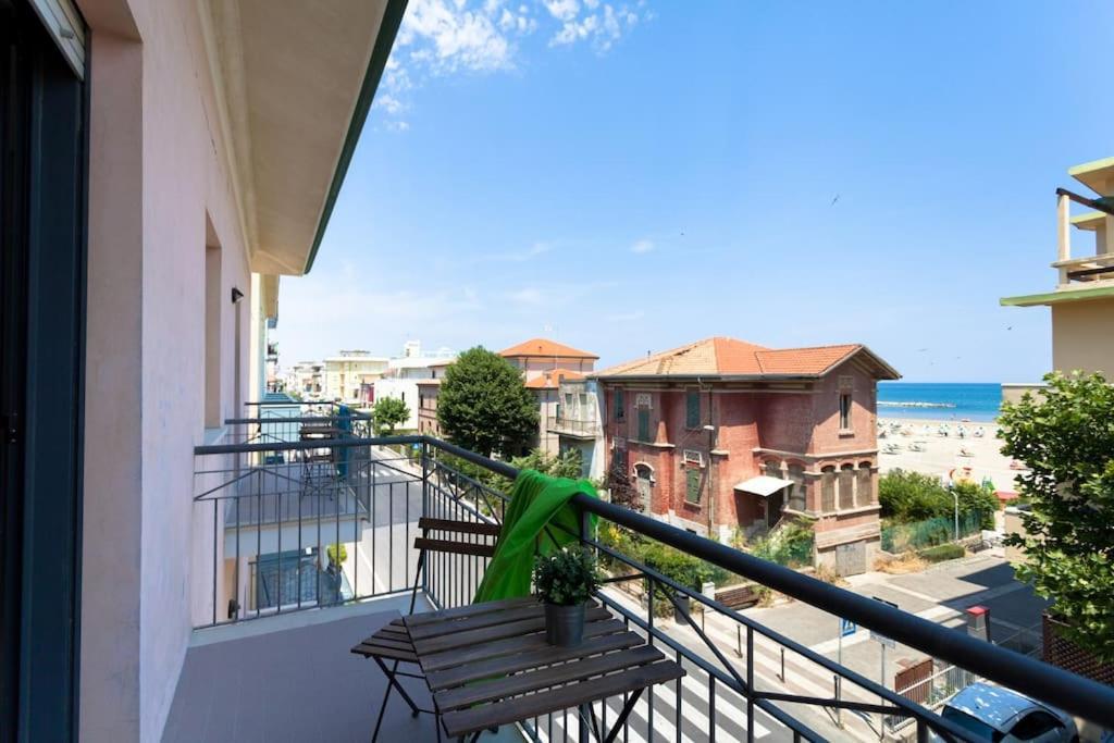 Beach House Holiday Apartments Rímini Exterior foto